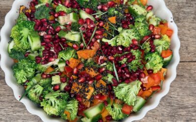 Quinoasalat med bagte grøntsager, broccoli og granatæble