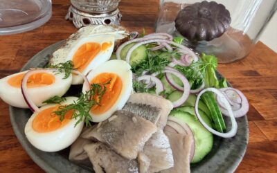 Sildetallerken med fiberbrød og æg